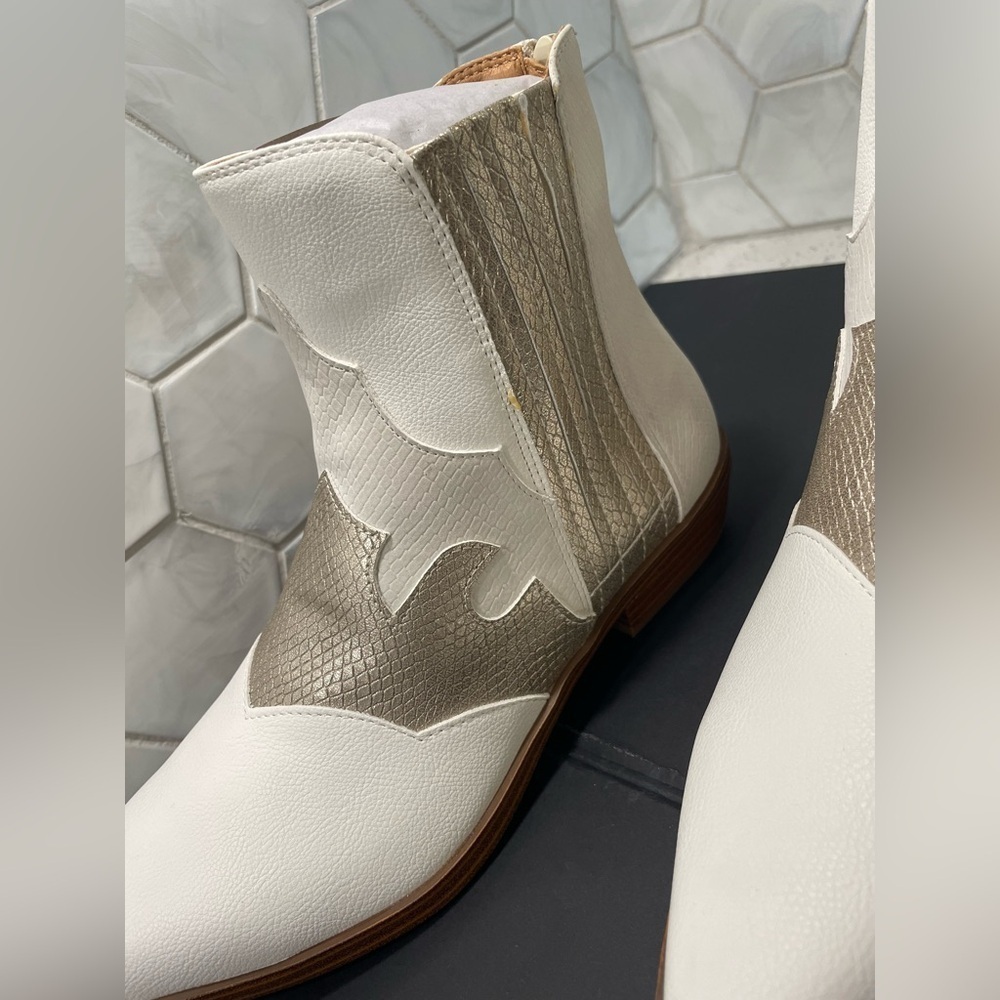 Yellow Box Woman’s WILLIS Western Chelsea Boots Size 7.5 Ivory & Gold Brand New - Picture 6 of 14